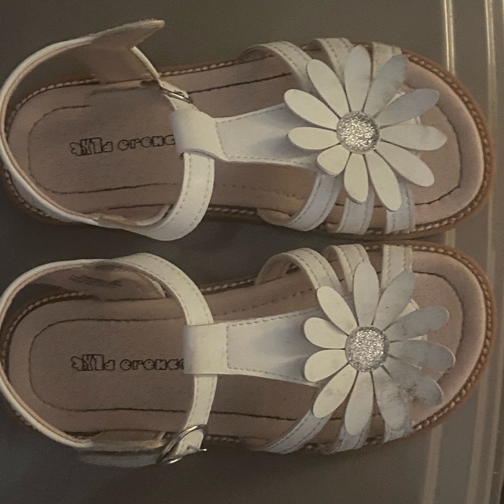White Daisy T-Strap Girls' Sandals